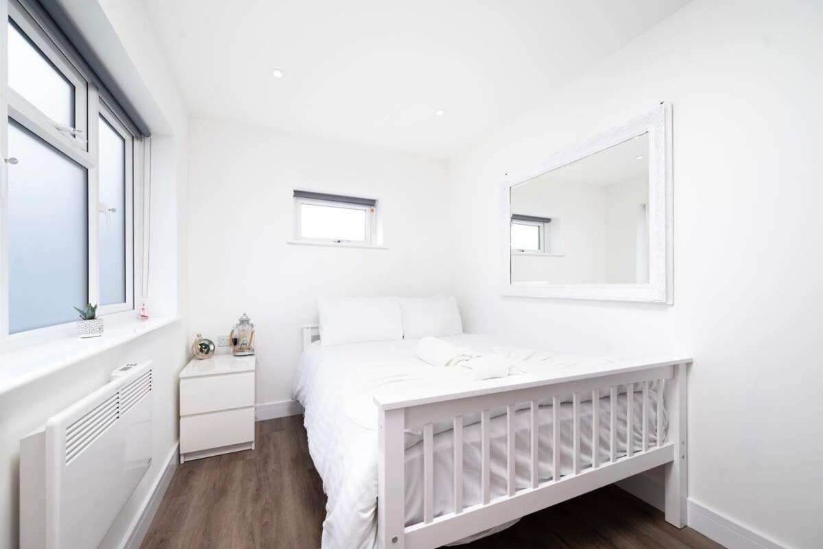 Cozy Single Level Flat With Parking Apartment Enfield Bagian luar foto