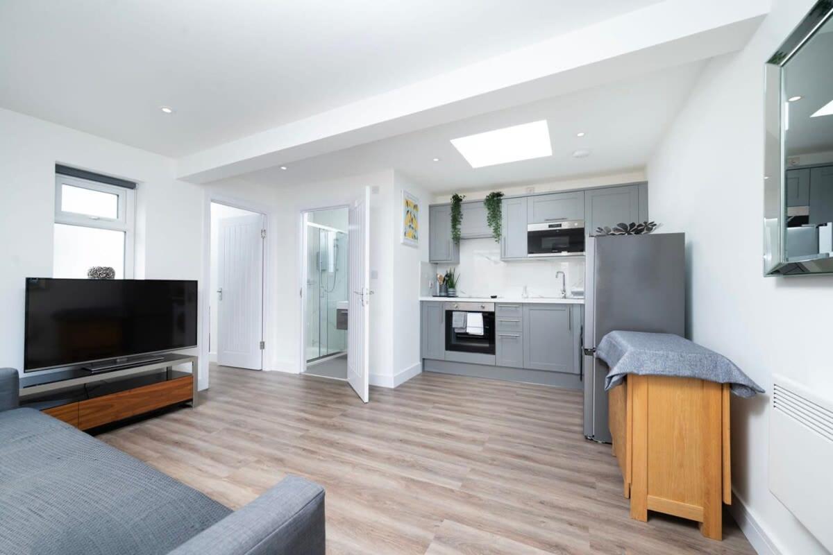 Cozy Single Level Flat With Parking Apartment Enfield Bagian luar foto