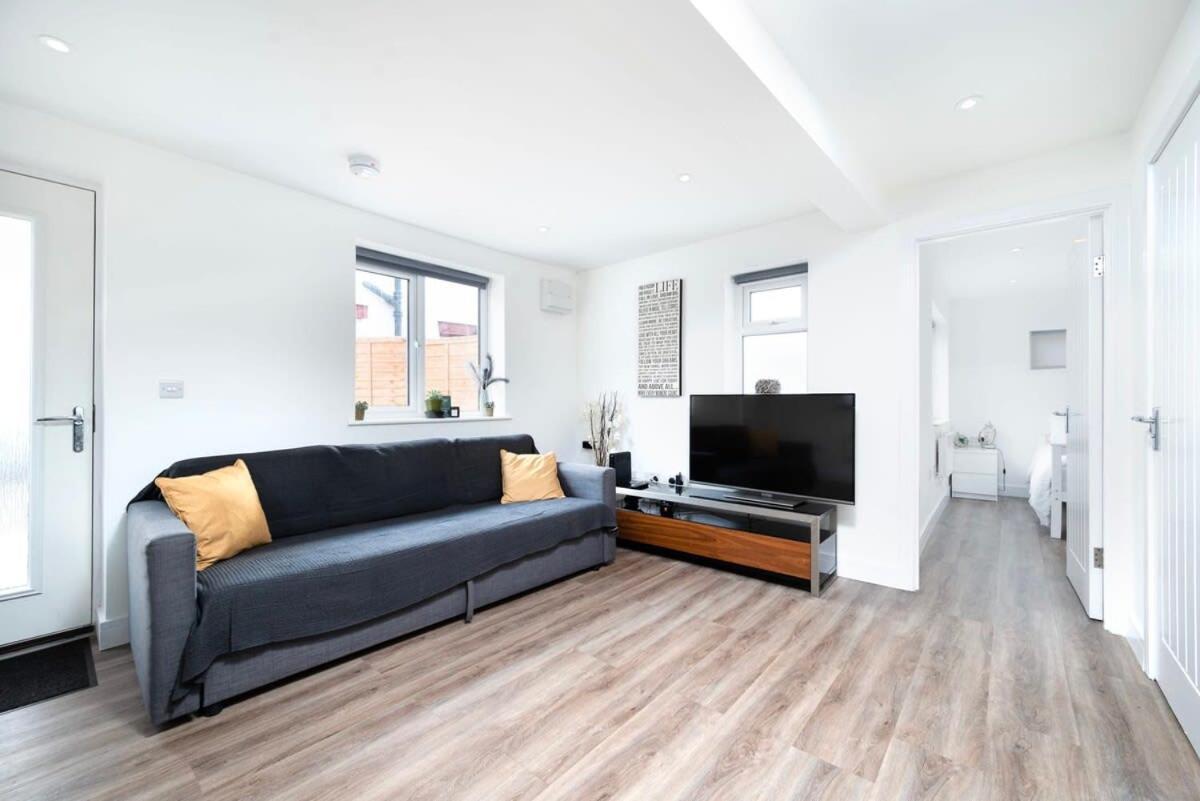 Cozy Single Level Flat With Parking Apartment Enfield Bagian luar foto